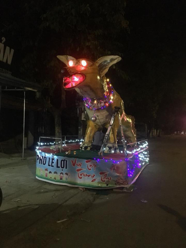 Chiếc đèn lồng đặc biệt nhất đêm Trung thu bởi được "lai giống" giữa chó Chihuahua và chồn Scrat. Đây chắc chắn là một phép lại giống lỗi bởi kết quả đem lại không được đẹp mắt cho lắm.