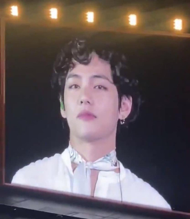 Tuy để kiểu tóc cực kỳ kén khuôn mặt như vậy nhưng ai cũng phải công nhận V vẫn đẹp trai ngời ngời, đủ thấy anh chàng đúng là cân được mọi phong cách.