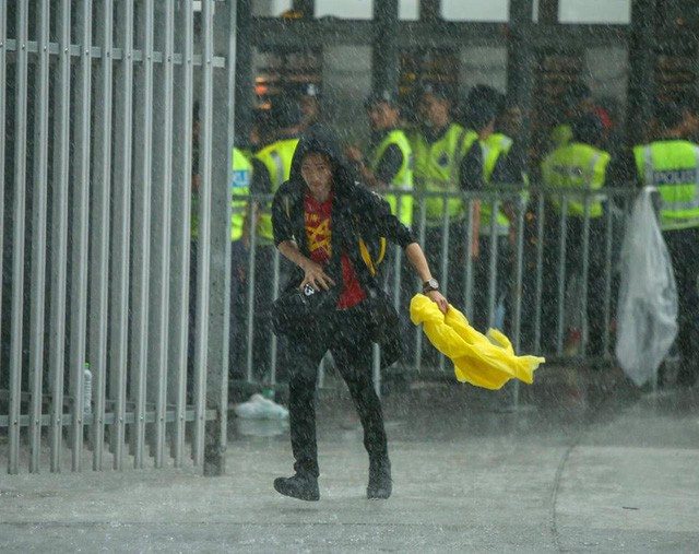 Một CĐV Việt Nam bất chấp cơn mưa nặng hạt tới sân cổ vũ cho đội tuyển Việt Nam