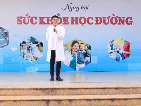 BS Ninh Duy Minh chia sẻ nhiều kiến thức bổ ích các bạn học sinh