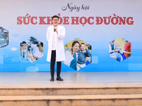 BS Ninh Duy Minh chia sẻ nhiều kiến thức bổ ích các bạn học sinh