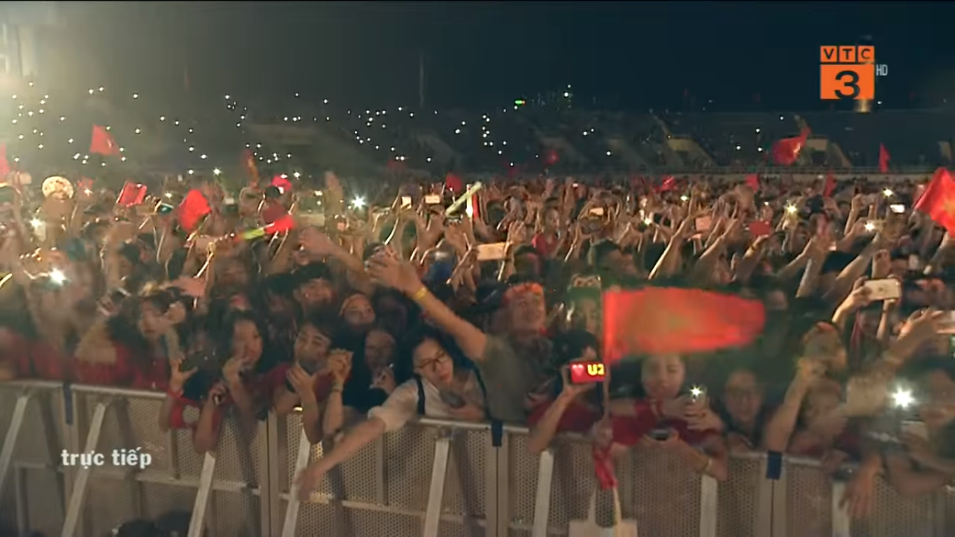 Thời tiết không thực sự thuận lợi nhưng đông đảo NHM vẫn có mặt tại SVĐ Mỹ Đình để tham dự lễ mừng công những người hùng của thể thao Việt Nam vừa trở về từ ASIAD.