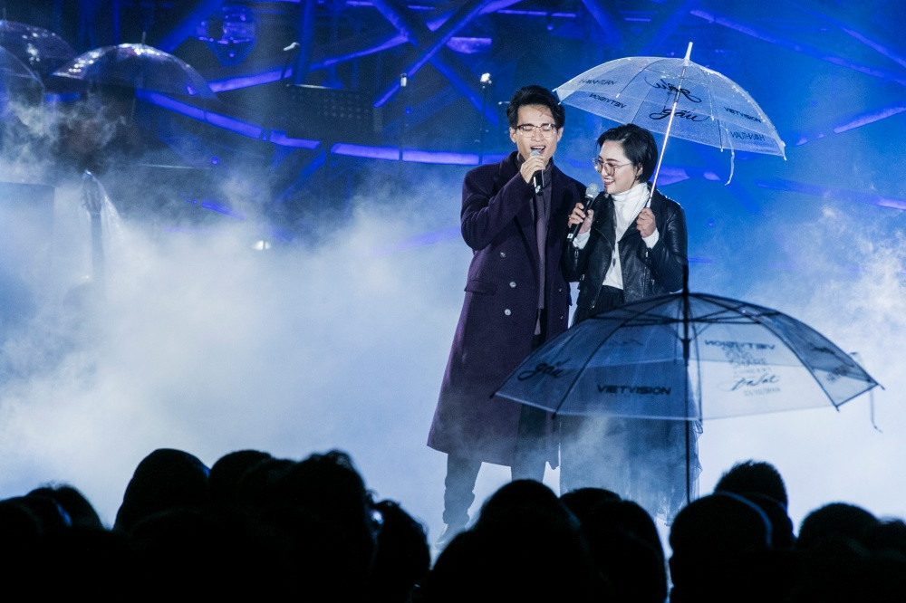 Trở lại sân khấu, Hà Anh Tuấn tiếp tục song ca cùng Nguyên Hà ca khúc Chiếc lá mùa đông, cơn mưa phùn bất chợt của Đà Lạt càng làm cho phần trình diễn này thêm hấp dẫn. Nối tiếp là chuỗi ca khúc Mùa đông của anh, Cơn mưa mùa đông, Nếu như, Nụ hôn đánh rơi, Tự khúc mùa đông và Tiếng gió xôn xao vô cùng ngọt ngào, sâu lắng.