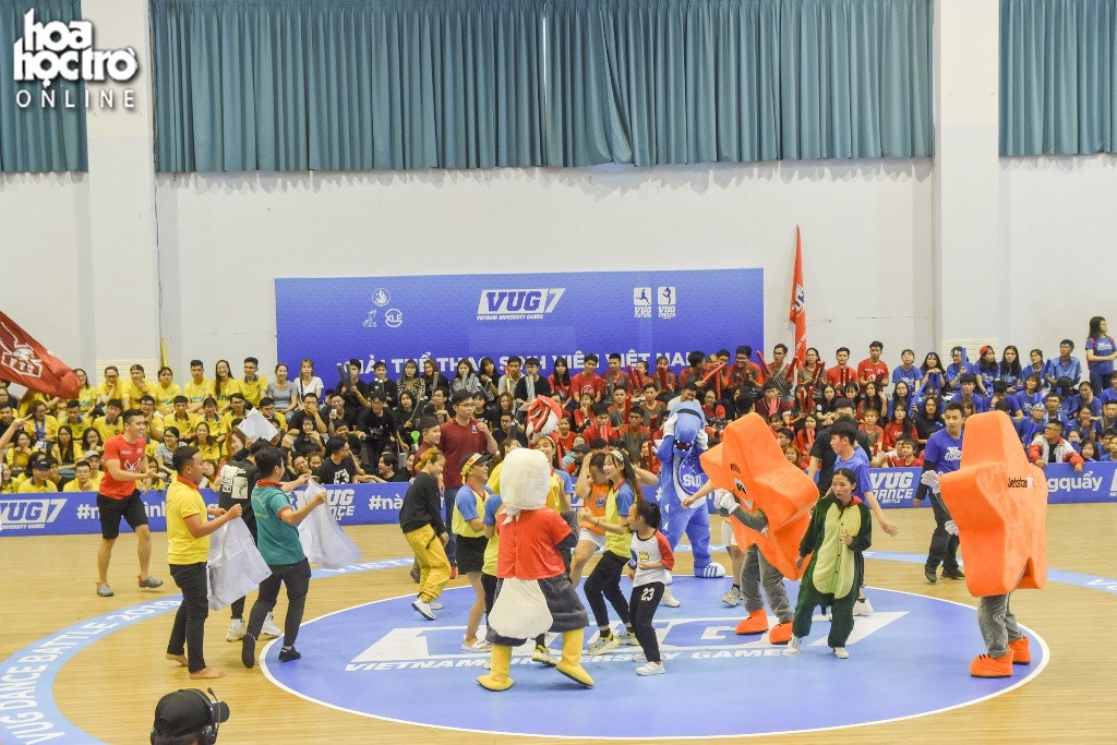 Các trường nhiệt tình tham gia màn giao lưu "làm nóng" trước các trận đầu.