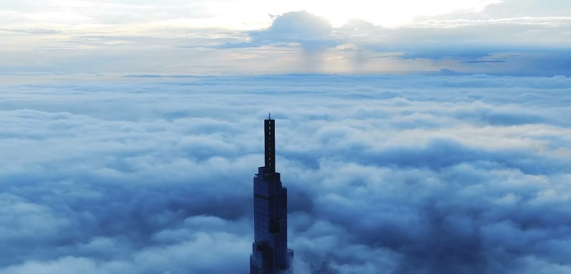 Tòa nhà một mình sừng sững đứng giữa trời. (Ảnh: Đào Hồng Giang)