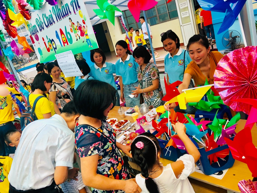 Một gian hàng trong Hội chợ từ thiện.