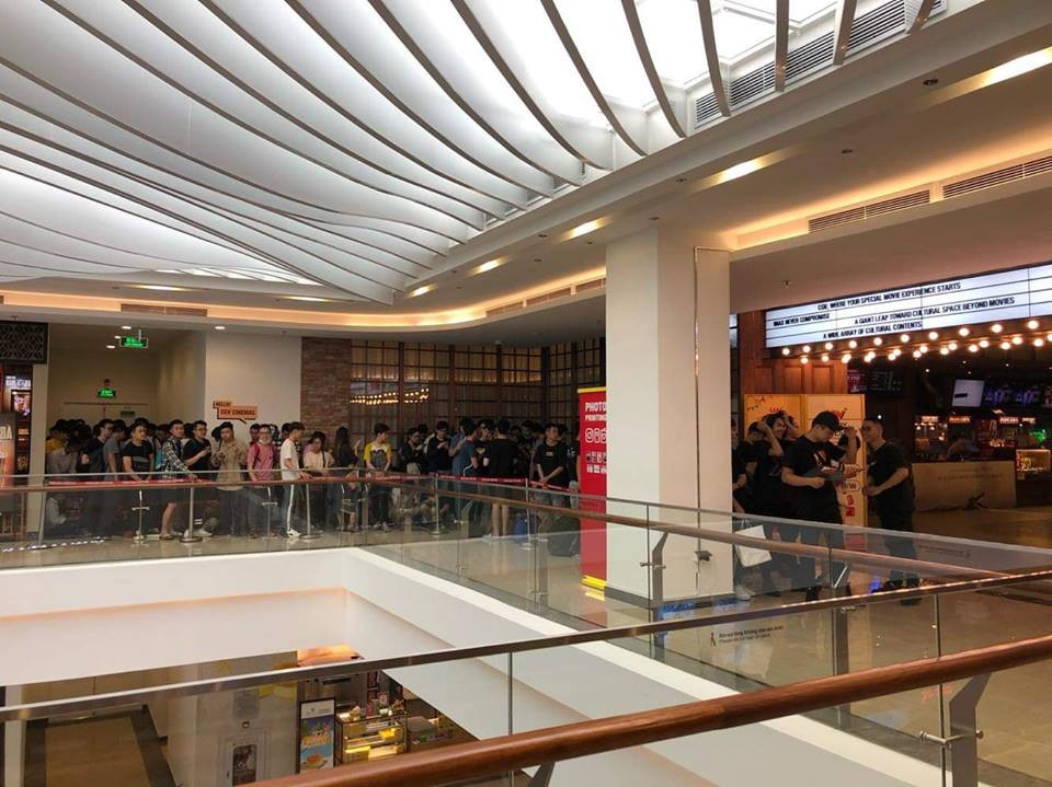 Tại Hà Nội, không khí cũng sôi động không kém, tuy rằng khu vực xếp hàng được tổ chức trong nhà nên mát mẻ dễ chịu hơn hẳn. Được biết có những bạn đã đến đây từ sáng sớm và sẵn sàng chờ đợi nhiều tiếng đồng hồ.