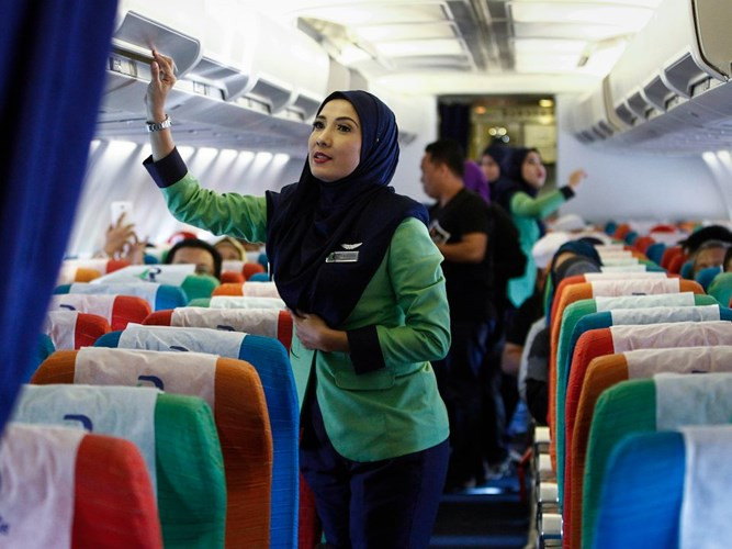 Ngày nay, trang phục của các tiếp viên hàng không dường như hướng nhiều hơn về các giá trị truyền thống. Ảnh một tiếp viên của hãng Rayani – hãng hàng không Hồi giáo đầu tiên của Malaysia