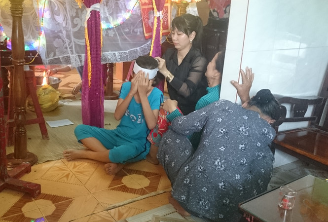 Người thân đau đớn vì tang chồng tang ở gia đình em Lan. (Ảnh: Khôi Nguyên)