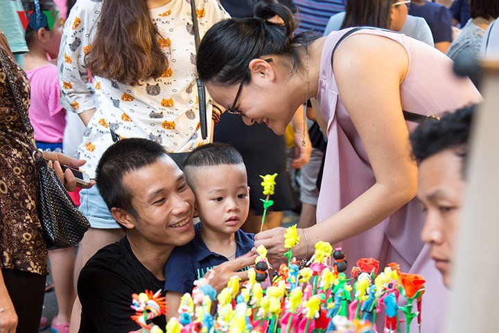 Nhiều cha mẹ chú trọng mua tặng con những món đồ chơi truyền thống.