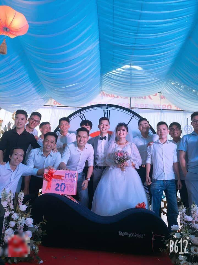 Hội bạn thân mang hẳn quà cưới lên sân khấu hôn lễ để chụp ảnh lưu niệm.