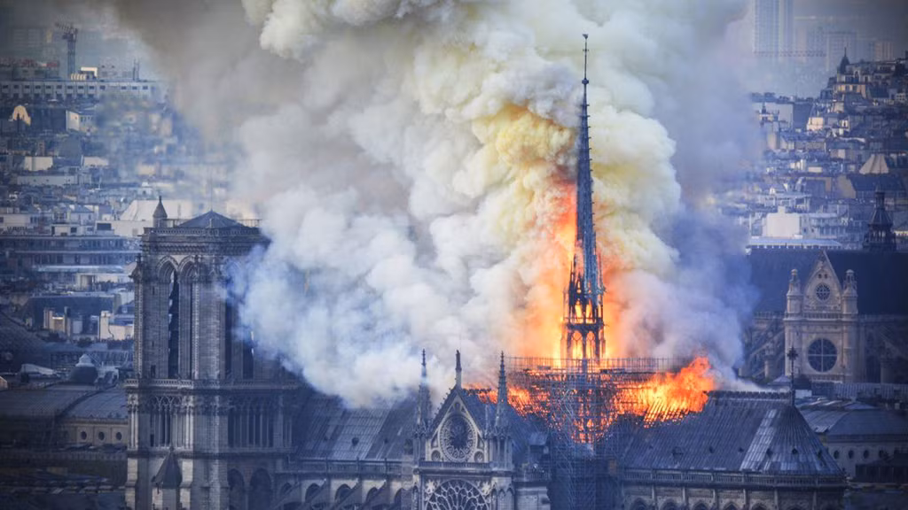 Vụ cháy Nhà thờ Đức Bà Paris ngay lập tức làm rúng động cộng đồng mạng, kéo theo sự tiếc thương của nhiều người và những lời hứa quyên góp tiền sửa chữa từ các tài phiệt. Ảnh: AFP.