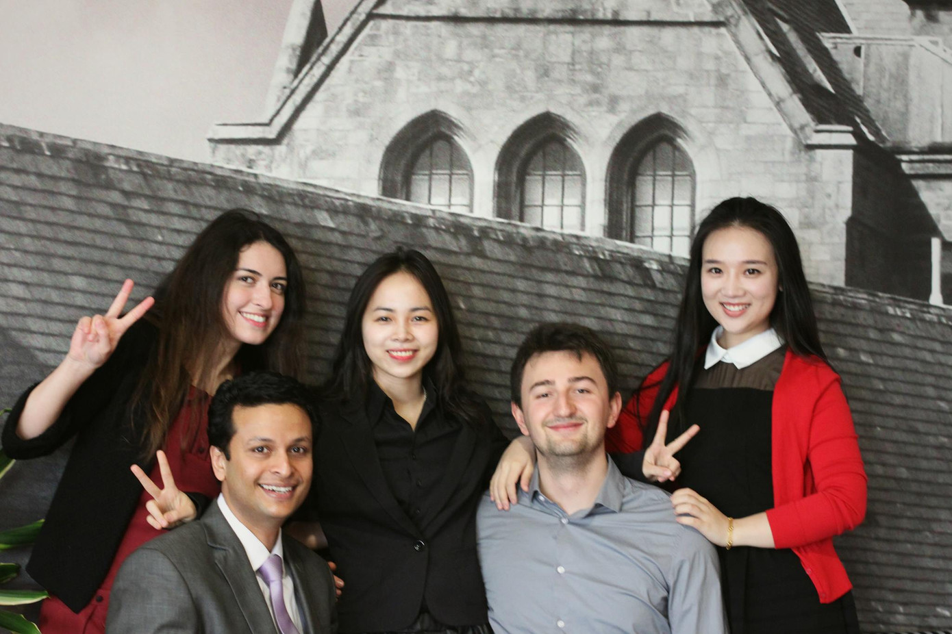 Trường đại học Aberystwyth như một tòa lâu một tòa lâu đài cổ xưa nhưng chất lượng giáo dục thì hoàn toàn hiện đại.