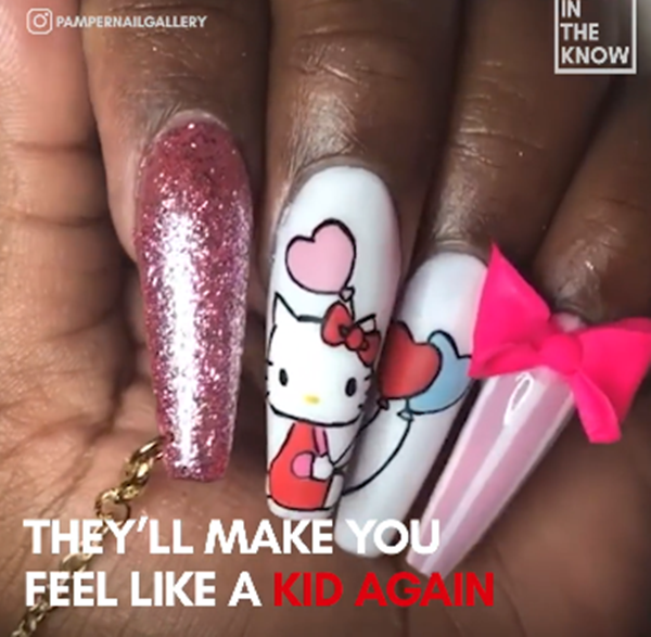 Thậm chí có cả cô mèo Kitty với một chiếc nơ đỏ trên đầu.