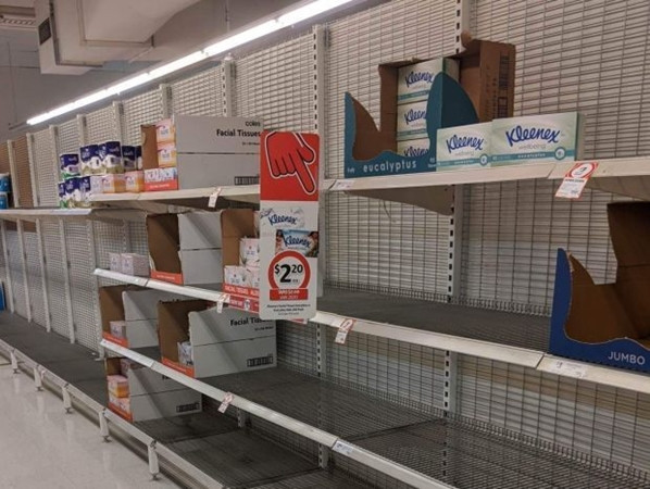 Những quầy hàng bày giấy ăn và giấy vệ sinh trong một siêu thị ở Úc đã gần trống rỗng.