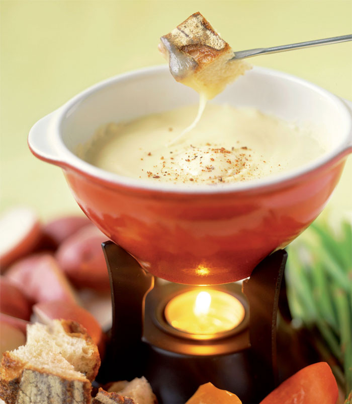 Lẩu phô mai fondue kiểu Thụy Sĩ.