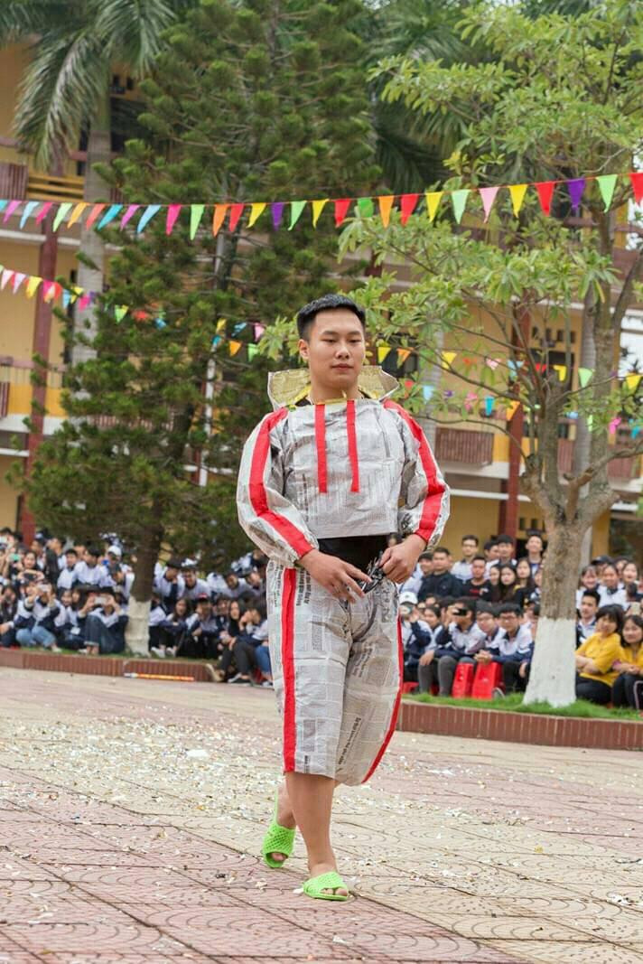 Trông giống trang phục...“phi hành gia” quá nhỉ? Trông giống trang phục...“phi hành gia” quá nhỉ?