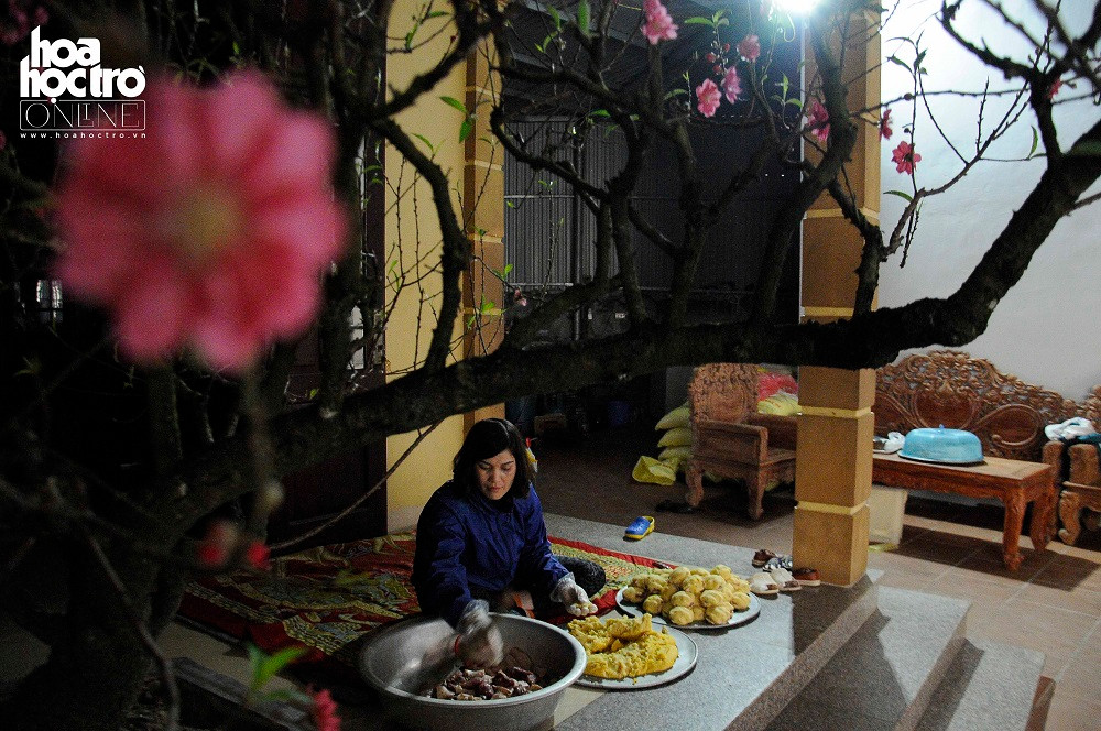 Làng Tranh Khúc thuộc xã Duyên Hà, huyện Thanh Trì, Hà Nội có truyền thống hơn 40 năm ổn định làm nghề gói bánh chưng. Trước năm 1975, làng nhiều lần phải di dời vì chiến tranh.