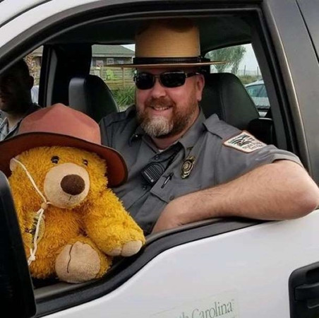 Chú gấu bông được đưa đi thăm công viên.