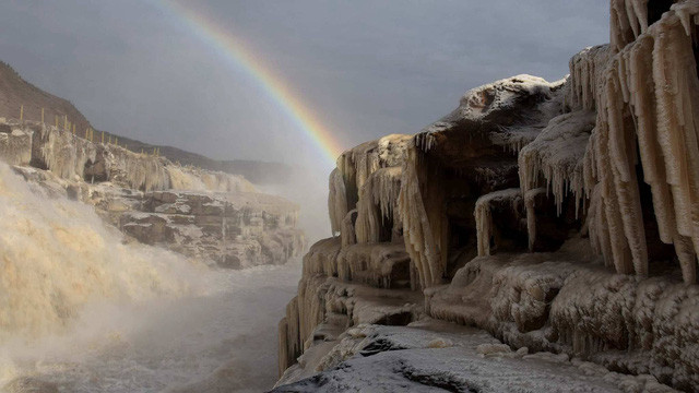 Ánh mặt trời phản chiếu qua băng tạo nên hình ảnh cầu vồng tuyệt diệu