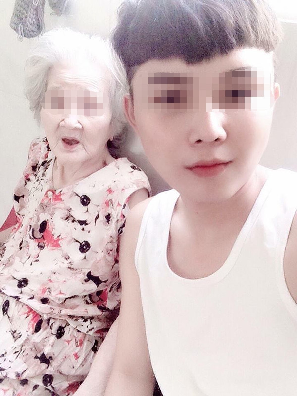 Phong P. được mọi người nhận xét là một cháu trai hiếu thảo, yêu ngoại.