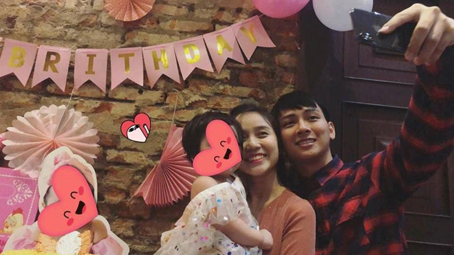 Hình ảnh bé gái che mặt được cho là con gái hơn 1 tuổi của Hoài Lâm từng được khán giả xôn xao trước đó.