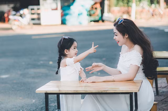 "Tan chảy" với bộ ảnh mùa xuân vô cùng ngọt ngào của bà mẹ 9x cùng con gái ảnh 10