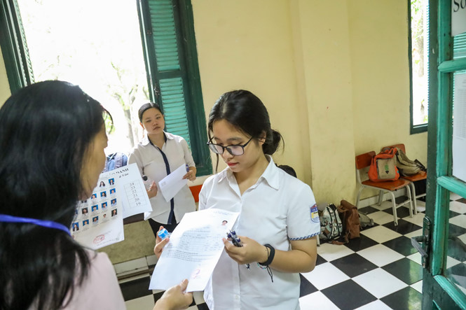 Thí sinh làm thủ tục dự thi THPT quốc gia 2018 tại Hà Nội. ẢNH: NGỌC THẮNG