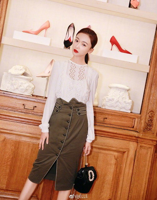 Set đồ của Ngô Cẩn Ngôn được đánh giá cao vì giúp người đẹp che khuyết điểm vóc dáng gầy gò, nhỏ bé.