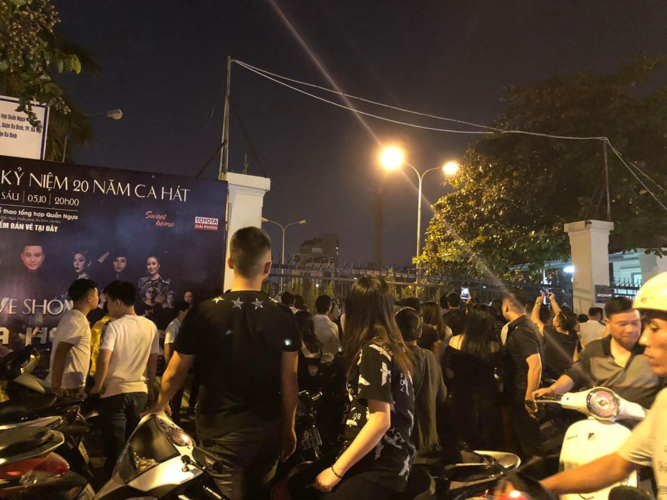 Đông đảo khán giả tỏ ra hoang mang trước sự việc.