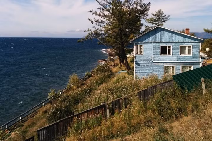 Một ngôi nhà nhỏ 2 tầng trên bờ hồ Baikal.