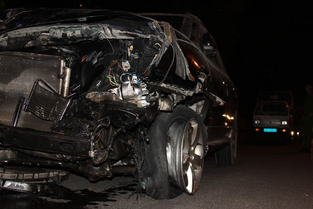 Xe ô tô gây tai nạn dừng lại ở vị trí số 81 Láng Hạ (thuộc địa bàn phường Thành Công, quận Ba Đình, Hà Nội) do không thể tiếp tục di chuyển. Sau va chạm liên hoàn, phần đầu xe ô tô gây tai nạn cũng bị biến dạng, hư hỏng.