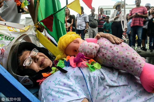 Một người phụ nữ mang theo cả thú bông ngủ trên phố