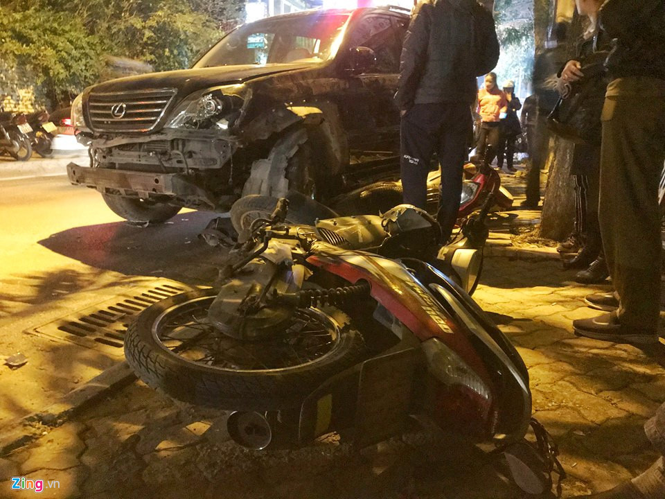 Hiện trường vụ tai nạn liên hoàn tối qua trên đường Trích Sài. Ảnh: Trần Anh.