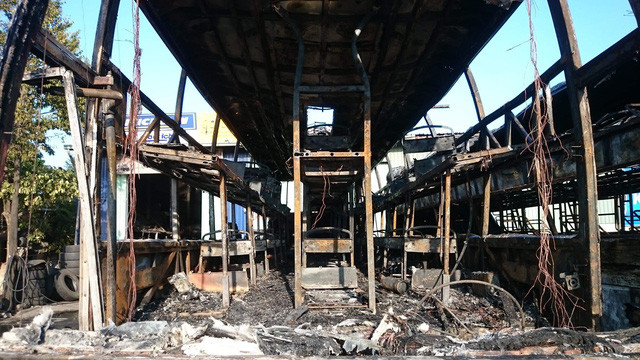 Ngoài hai xe khách bị thiêu rụi trơ khung, vụ cháy không gây thiệt hại về người.