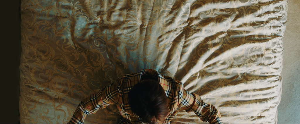 Anh ngả xuống giường và chìm vào giấc mơ...