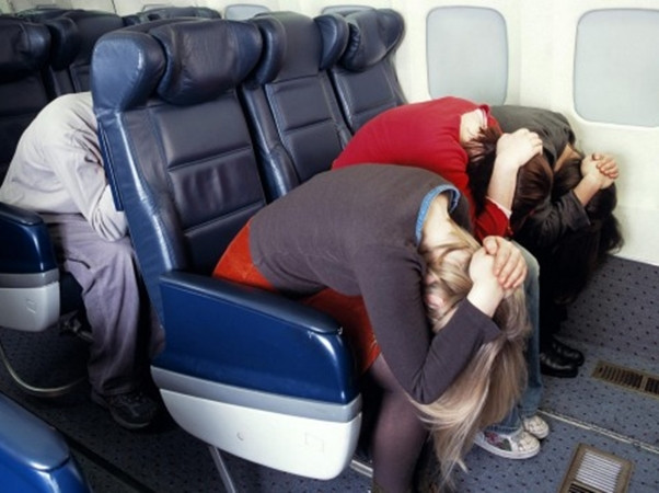 Đây là cách ngồi đúng trong trường hợp chuyến bay có sự cố.