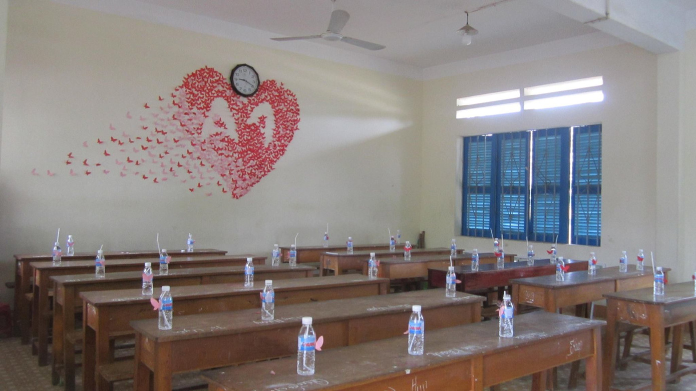 Những cánh bướm vô cùng nghệ thuật do lớp tự tay cắt dán.