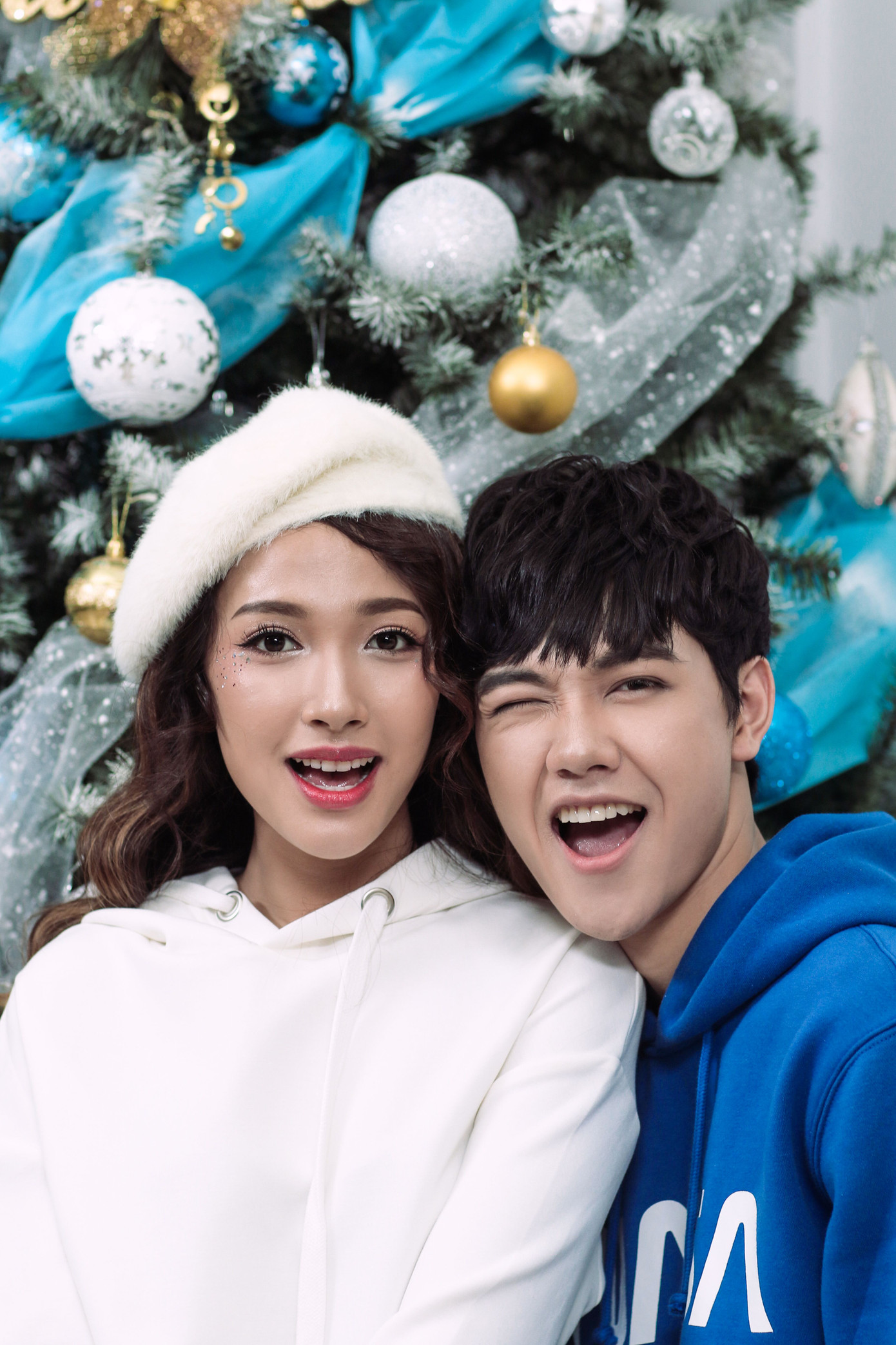 Ca khúc Xmas Yêu Thương là món quà Noel thứ hai của bộ đôi gửi đến mọi người.