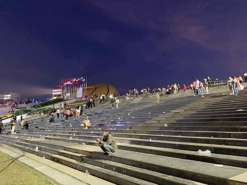 Quảng trường Lâm Viên ngập rác...