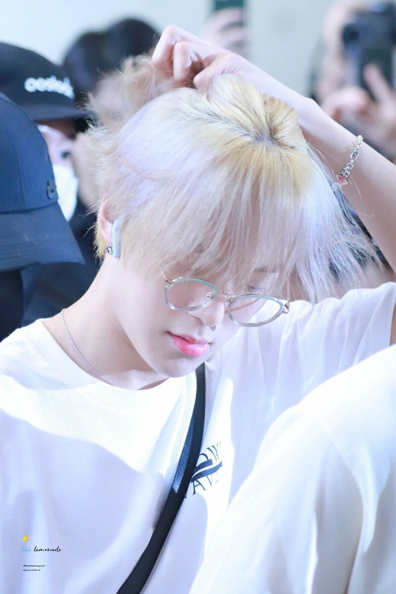 Min Hyuk (Monsta X) đốn tim fan với vẻ ngoài bảnh bao khi ra sân bay.