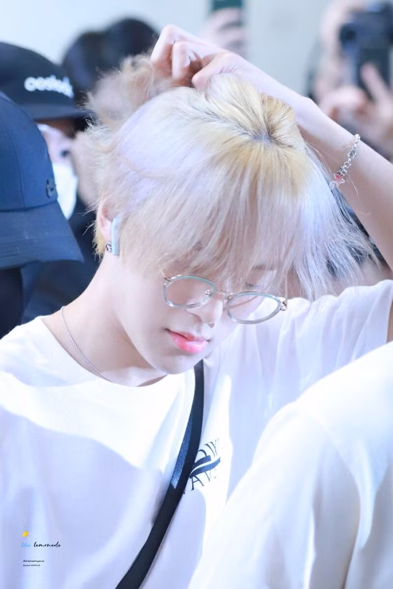 Min Hyuk (Monsta X) đốn tim fan với vẻ ngoài bảnh bao khi ra sân bay.