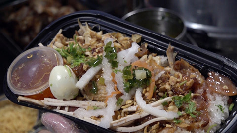 Phần xôi đặc biệt gồm đùi gà, xá xíu, chả lụa, trứng cút, lạp xưởng, đồ chua, ngò, mỡ hành, đậu phộng, có giá 32.000 đồng/phần.