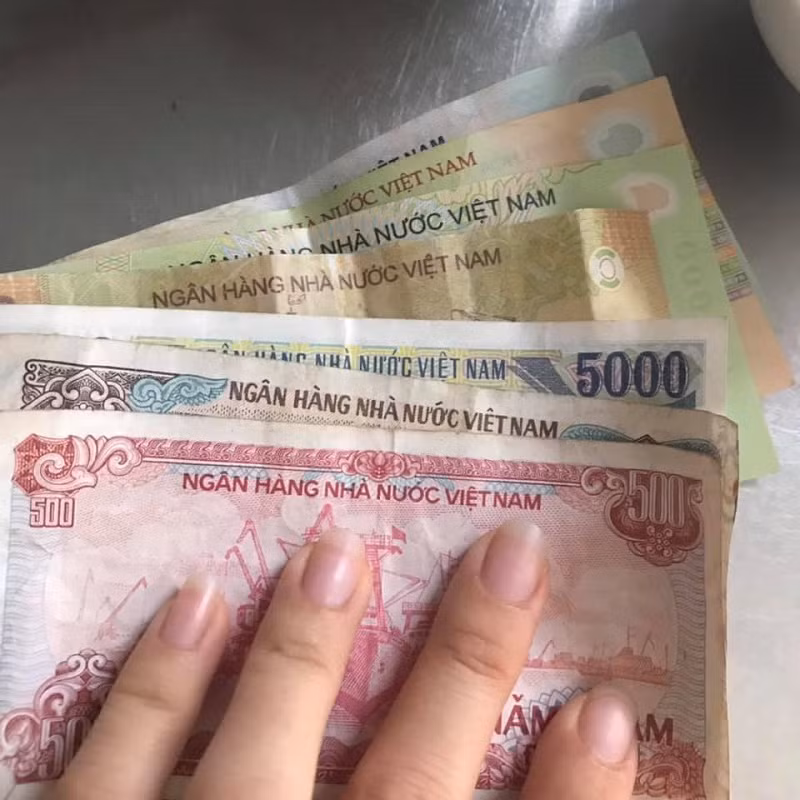 Xếp tiền ngay ngắn từ nhỏ đến lớn, mặt có Bác Hồ quay ra ngoài, số seri quay vào trong.