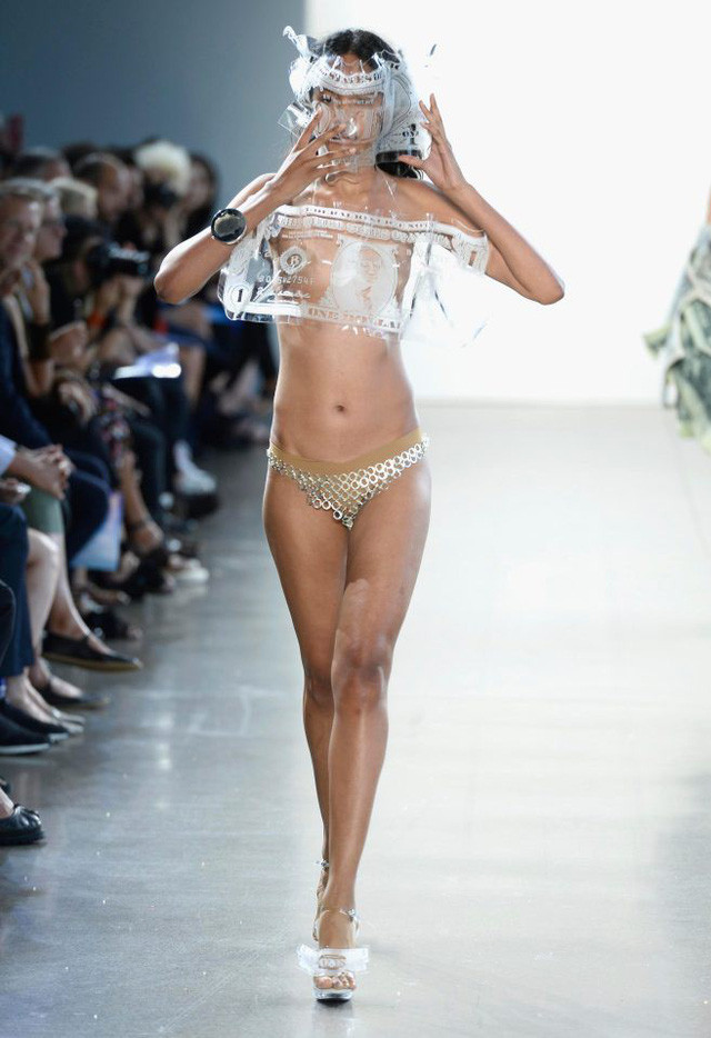 Thời trang trình diễn đôi khi giống như... một trò đùa.