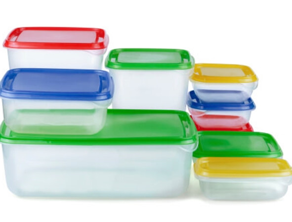 Bạn nên chọn những đồ đựng bằng nhựa tốt, hoặc thủy tinh.