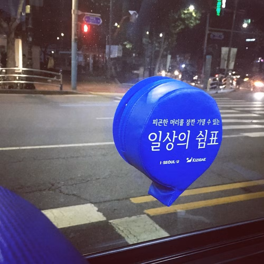 Dựa đầu vào cửa kính xe bus để nghỉ ngơi sẽ chẳng còn là điều khó chịu khi đã có tấm lót màu xanh siêu hiệu quả này.