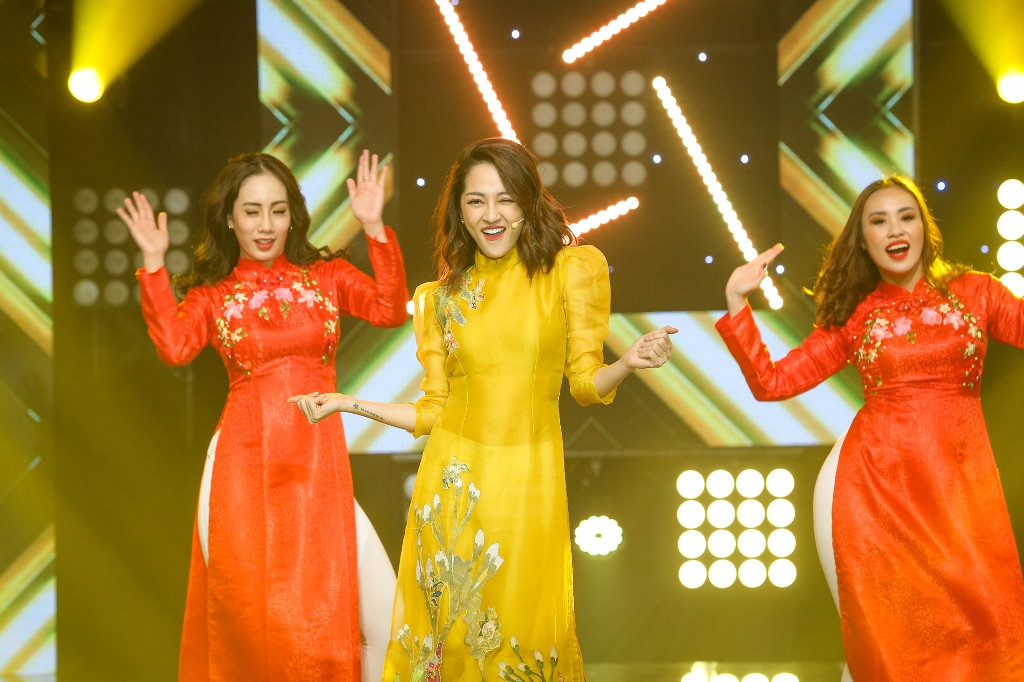 Ngoài ra, mỗi ca sĩ cũng có những tiết mục riêng ấn tượng như Bảo Anh sôi động trình diễn với ca khúc Xuân.