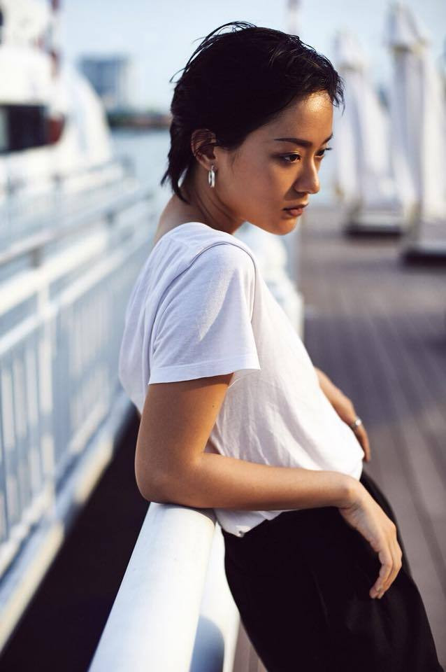 Nhiều người nghĩ da nâu sẽ rất kén trang phục nhưng quan điểm đó hoàn toàn “nhầm to”. Theo dõi Instagram của Thu Anh, các nàng mới thấy da nâu diện đồ sang chẳng kém cạnh các nàng da trắng. Có thể biến hóa tài tình với nhiều phong cách khác nhau là ưu điểm vượt trội của các nàng da nâu.