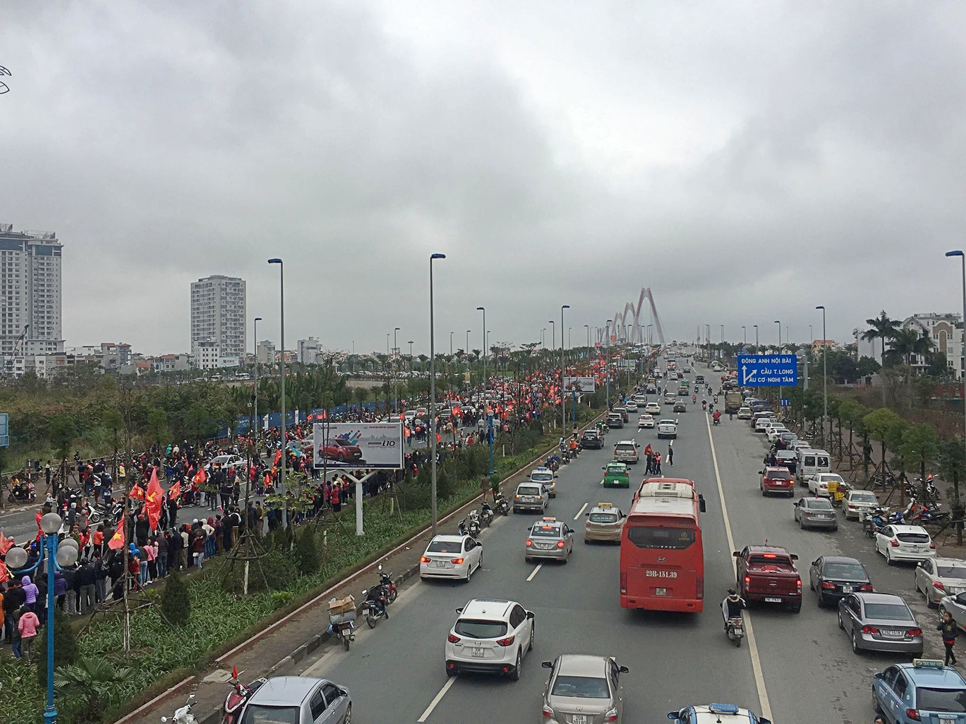 Hà Nội: Hàng chục ngàn người đổ xuống đường và lên sân bay đón U23 Việt Nam trở về ảnh 12